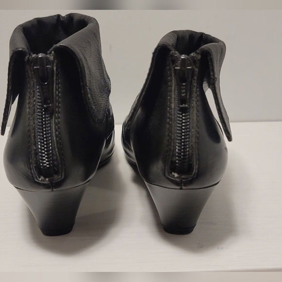 New, Genuine Leather Black Ankle Booties. Retro styled - Picture 6 of 10